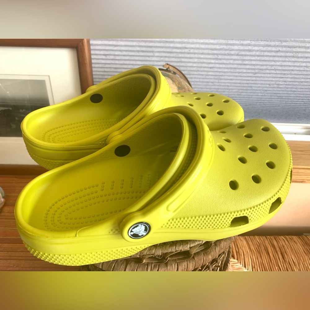 NWT Classic Crocs in Kiwi, Women’s 9/Men’s 7